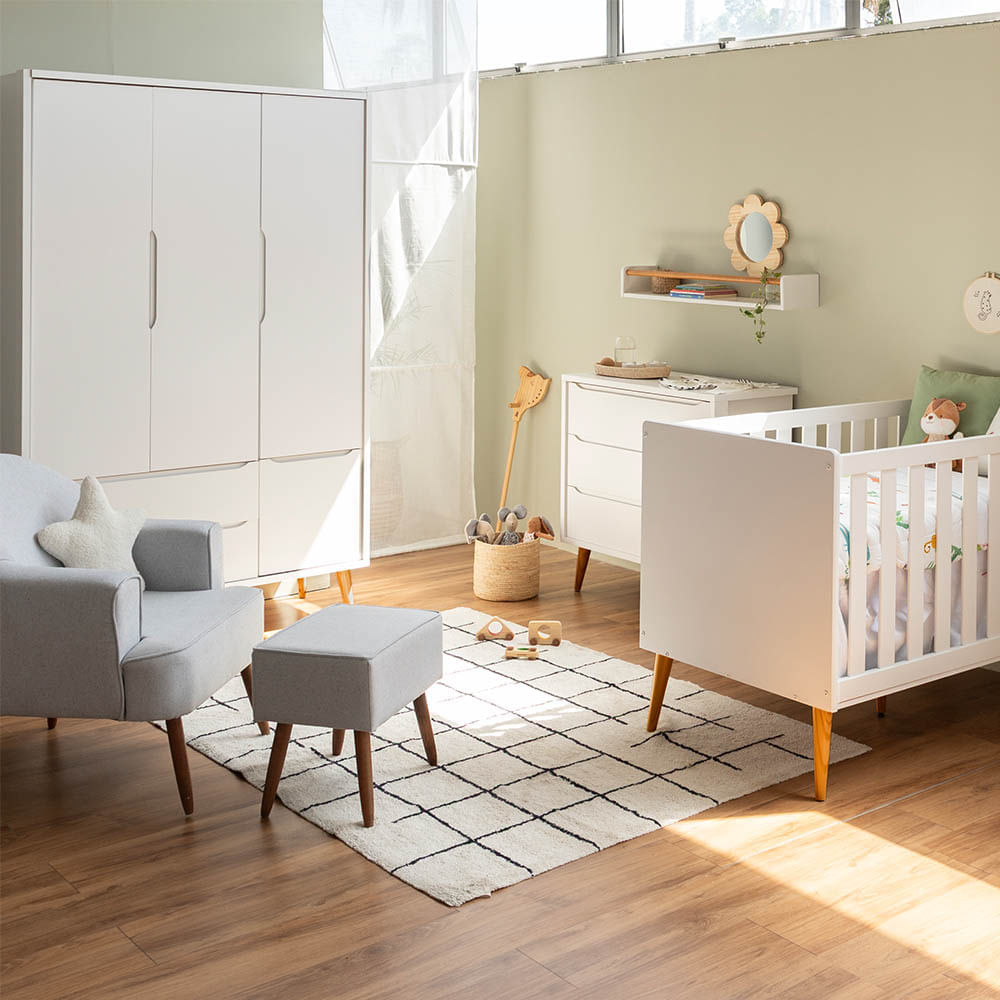 Kit Quarto Infantil Theo Com Pés Retrô Mel - Berço + Cômoda 3 Gavetas + Guarda-roupa 3 Portas + Poltrona E Puff Capri - Branco Fosco