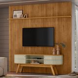 Rack Com Painel Frisado Para Tv Até 75 Polegadas 2 Portas Flexíveis Com Pés New Laguna Madetec