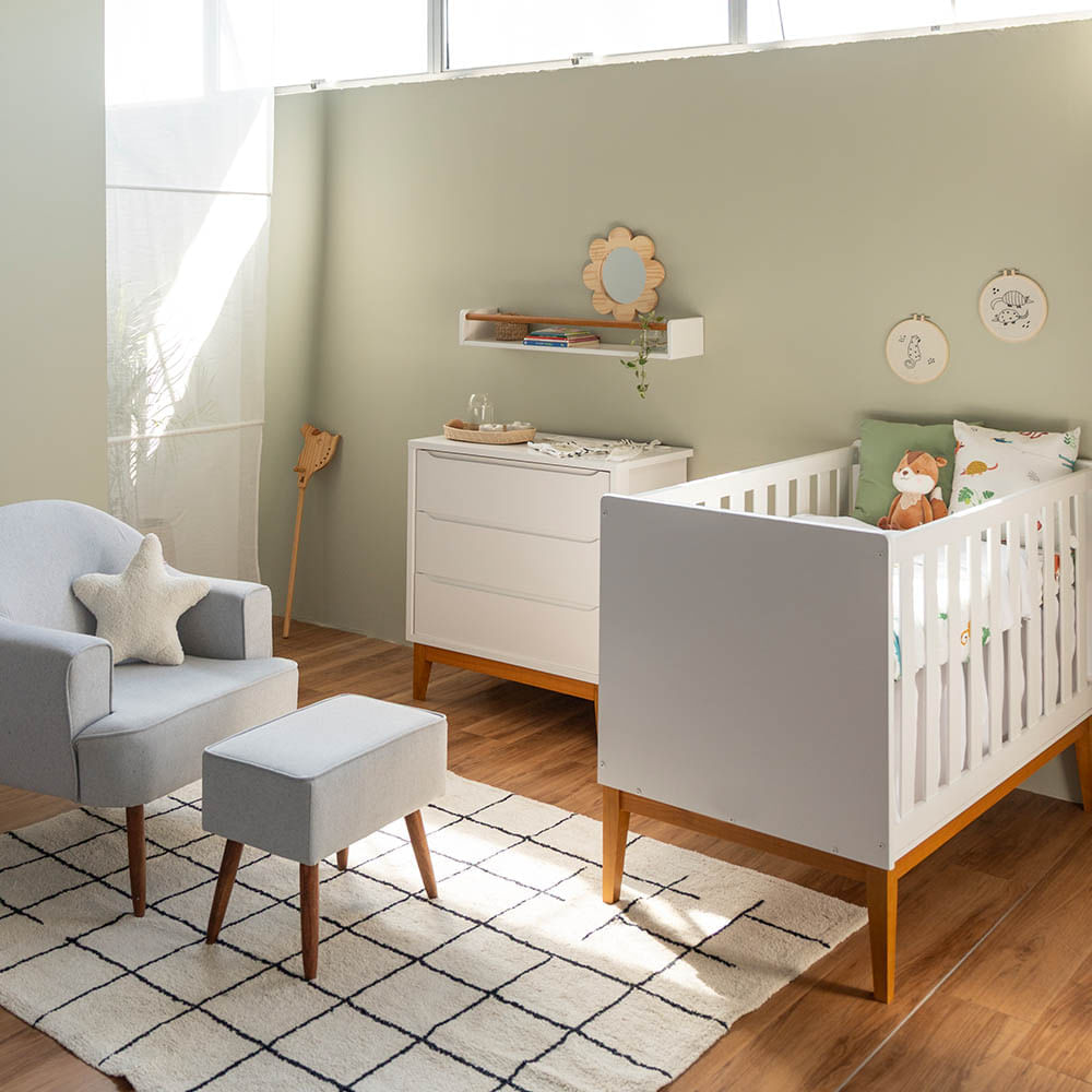 Kit Quarto Theo Com Pés Square Mel - Berço + Cômoda 3 Gavetas + Poltrona De Amamentação Capri Com Puff - Branco