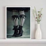 Quadro Decorativo De Bruxa - Pernas Sapato 45x34cm - Vidro