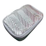 Bolsa Necessaire Estilo Matelassê Chevron Metálico Cinza