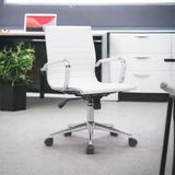 Cadeira De Escritório Elegante Em Couro Branco Com Braços Cromados Para Ambientes Modernos