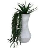 Vaso branco alto trabalhado de cerâmica com planta