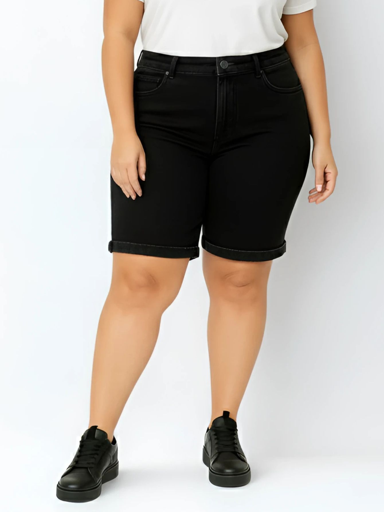 Bermuda Feminina Jeans Preto Com Barra Virada Desfiada Plus Size Shorts Reto Jeans