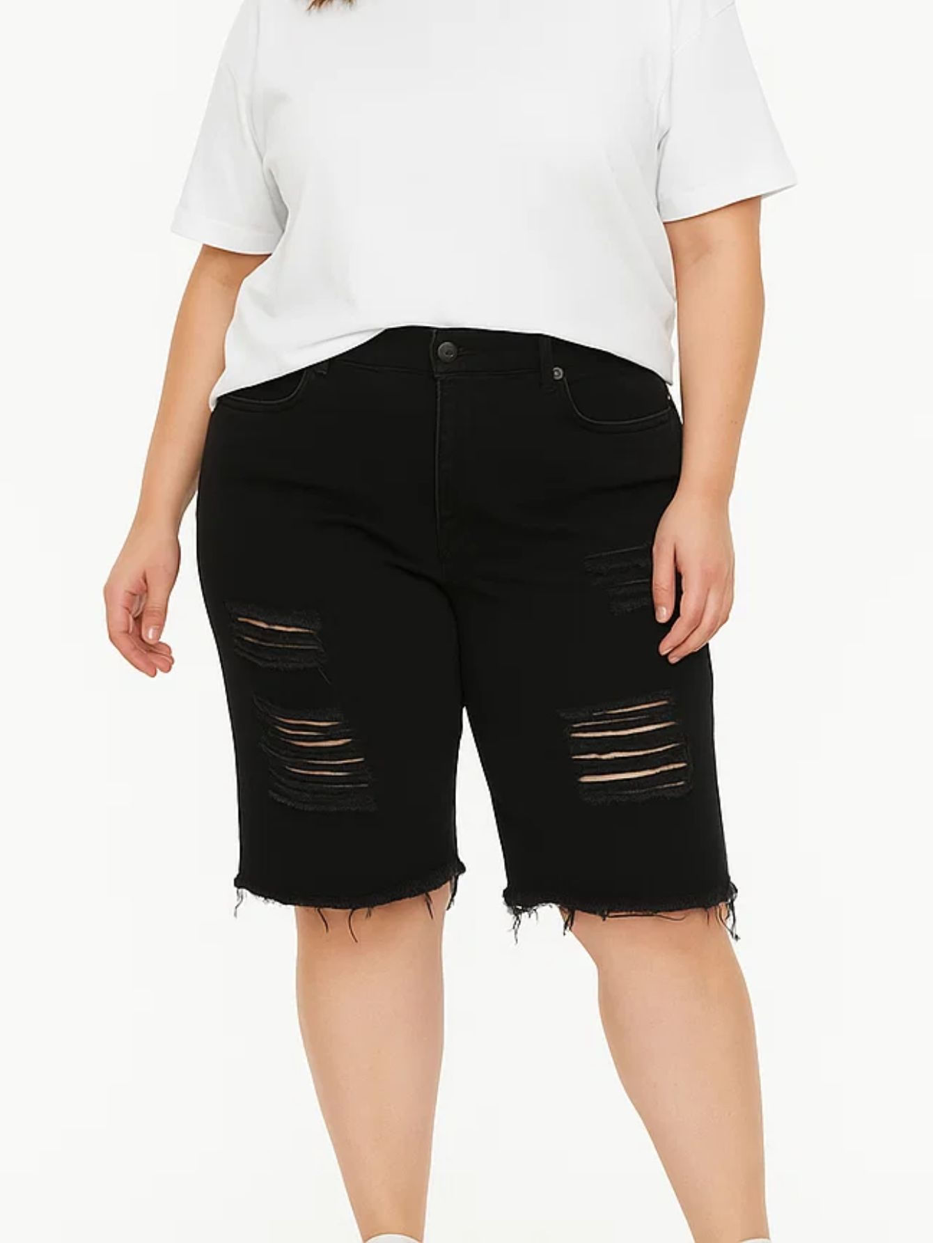Bermuda Feminina Jeans Preto Com Rasgo E Barra Desfiada Plus Size Shorts Reto Jeans
