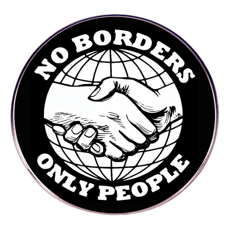 Broche Pin No Borders Only People, Redondo, Preto E Branco