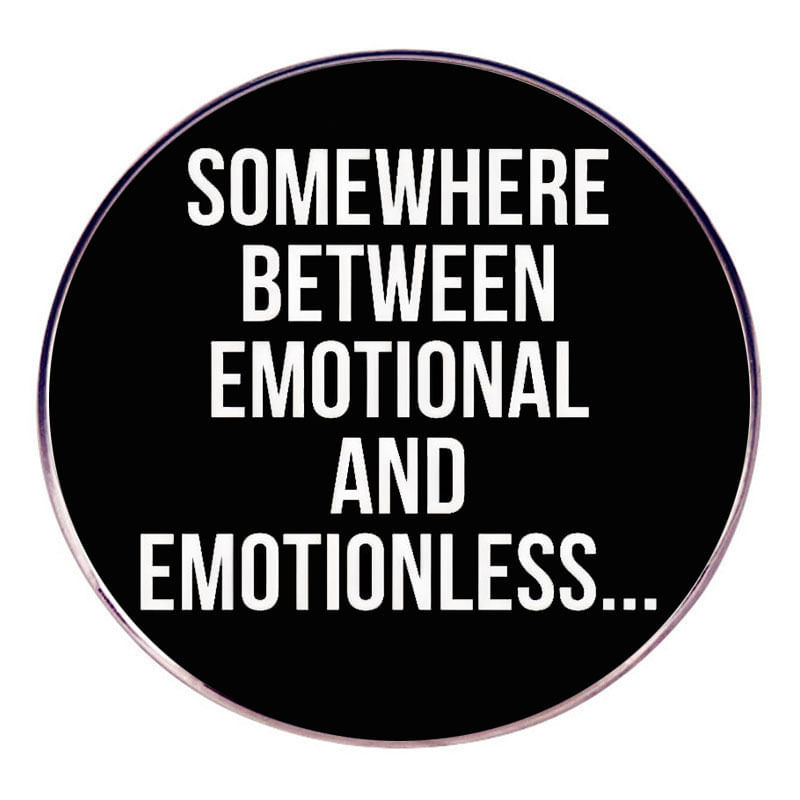 Citação Engraçada De Brooch Pin “em Algum Lugar Entre Emocional E Sem Emoção”