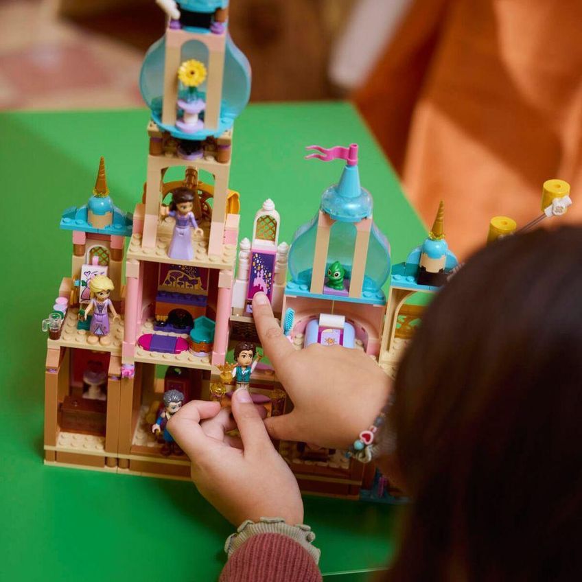 Brinquedo de Construção Lego Disney Castelo da Rapunzel com Cômodos e Personagens Azul Lego 676 Peças - imagem 3