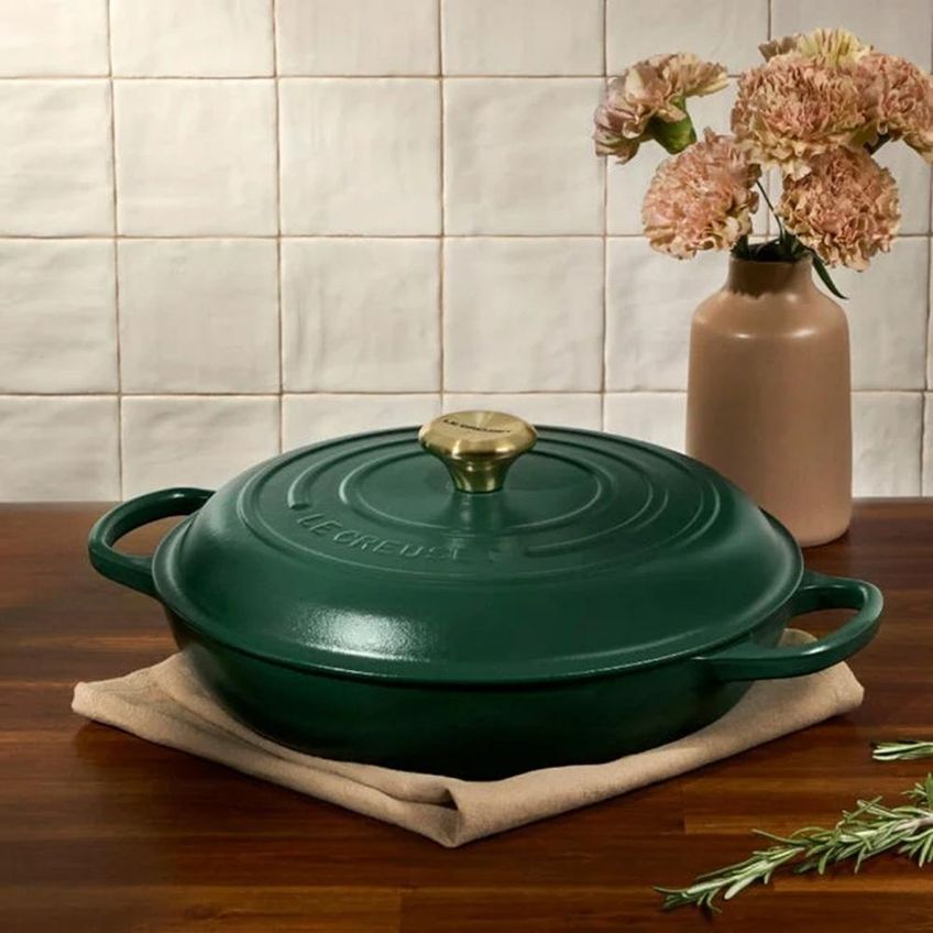 Caçarola Buffet Le Creuset Signature 30cm Com Puxador Dourado Em Ferro Fundido Forêt 21180300984450 - imagem 5
