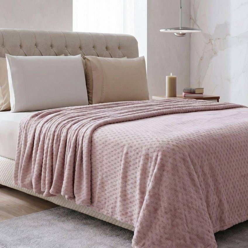 Manta Flan Soft Texturizada Queen 260g/m 100% Poliéster Fleece Aconchegante Rosa Casa Modelo - imagem 3