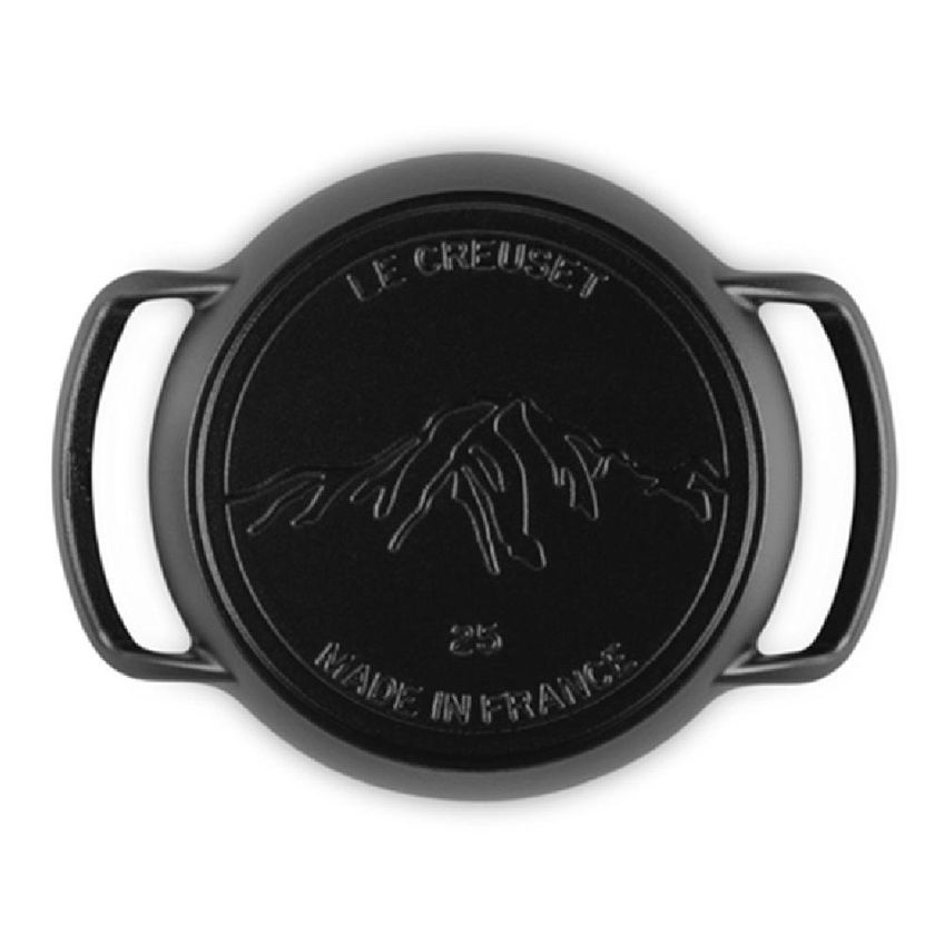 Skillet Redonda Le Creuset Alpine 25cm Com Alças Em Ferro Fundido Black Matte 20270250000005 - imagem 3
