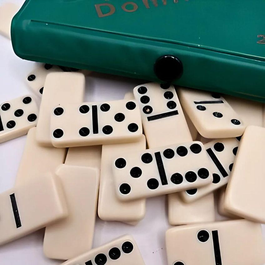 Jogo De Dominó Profissional 28 Peças Em Resina Dura Peça Grande Antiderrapante Com Estojo Utimix - imagem 3