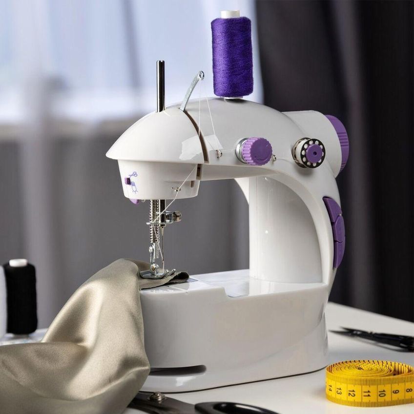 Máquina De Costura Portátil Elétrica Bivolt Reta Com Pedal Kit 4 Bobinas 20cm - imagem 2