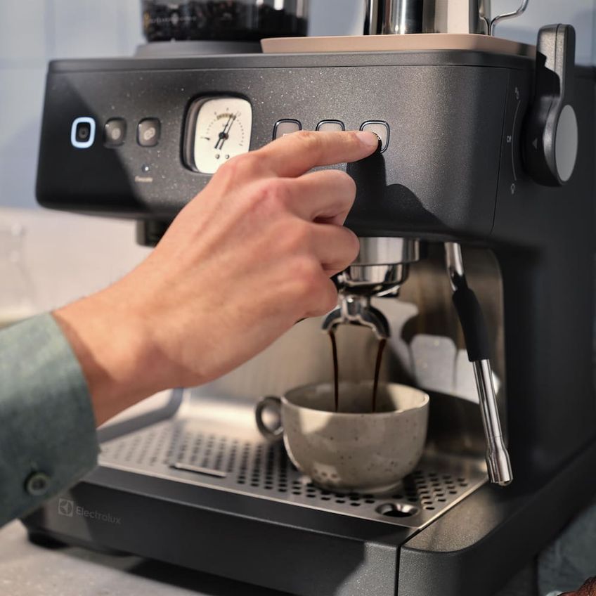 Cafeteira Espresso Electrolux Expert Ecm90 Com Moedor Integrado E Vaporizador De Leite - imagem 4