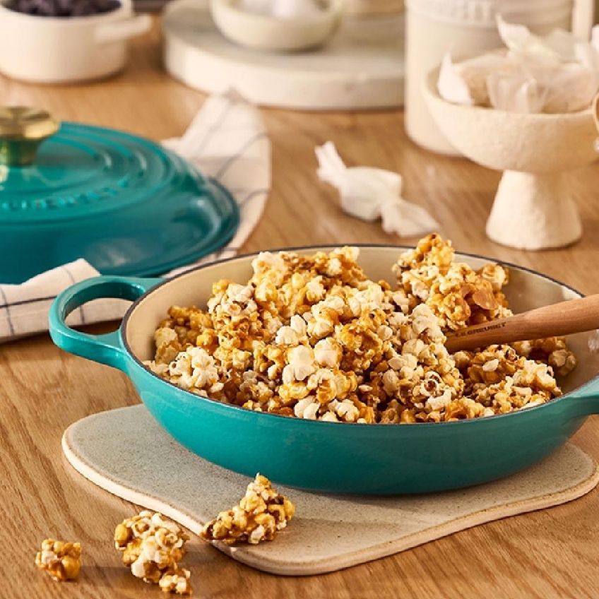 Caçarola Buffet Le Creuset Signature 30cm Com Puxador Dourado Em Ferro Fundido Bleu Riviera 21180300994450 - imagem 4