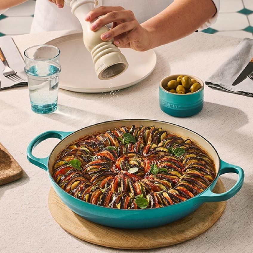 Caçarola Buffet Le Creuset Signature 30cm Com Puxador Dourado Em Ferro Fundido Bleu Riviera 21180300994450 - imagem 5