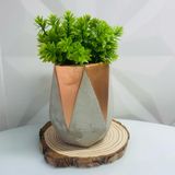 Vaso de cimento decorativo com detalhe rose gold e planta