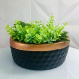 Vaso grande preto de cimento com detalhe rose gold e planta