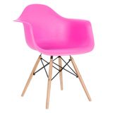 Cadeira Charles Eames Eiffel com braços - DAW - Base de madeira clara - Rosa pink