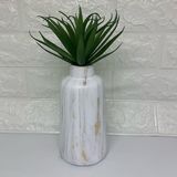 Vaso decorativo branco com detalhe metálico com suculenta