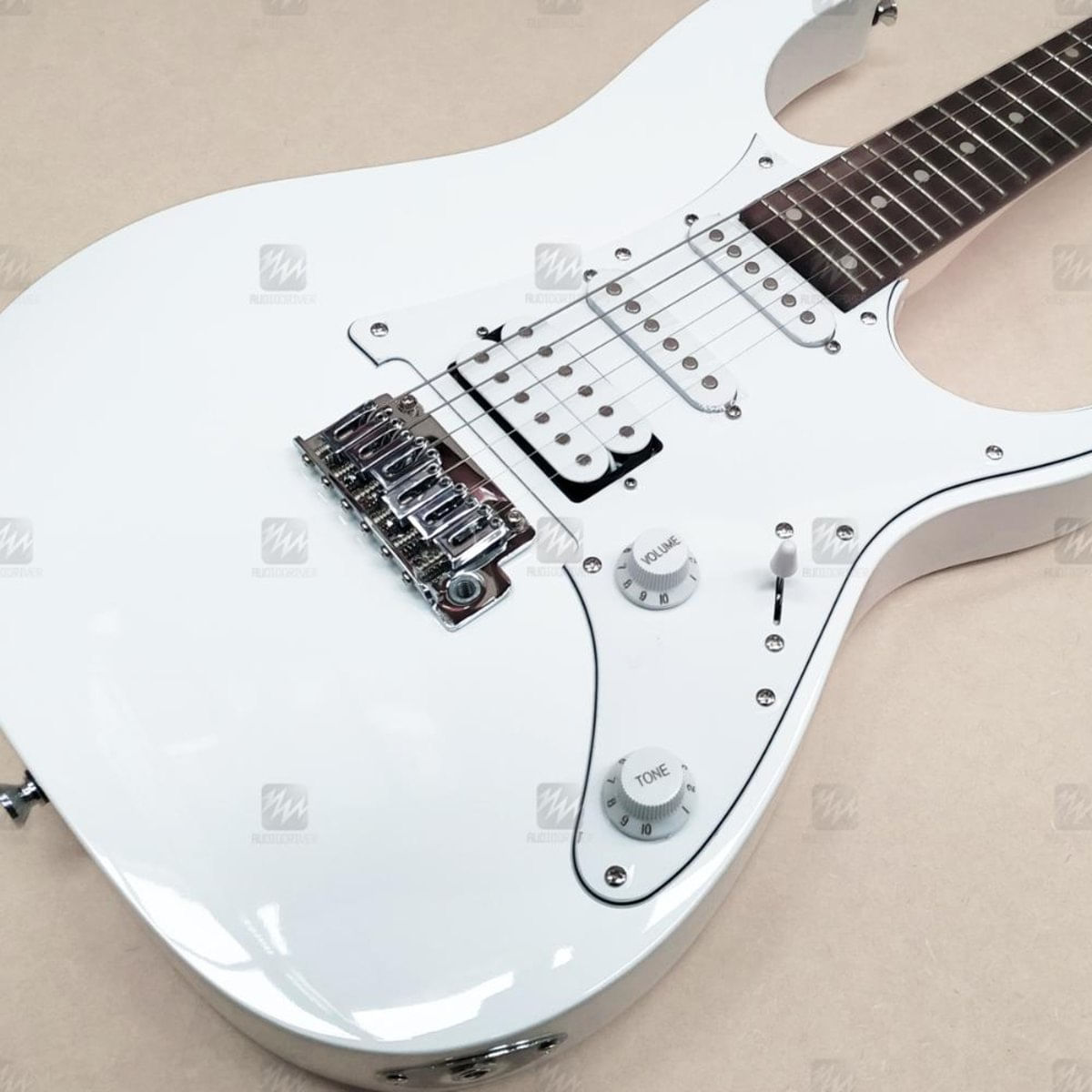 MP20226636_Guitarra-Super-Strato-Ibanez-Grg-140-Stratocaster-Branca-3-Captadores-Infinity---Ibanez_4_Zoom