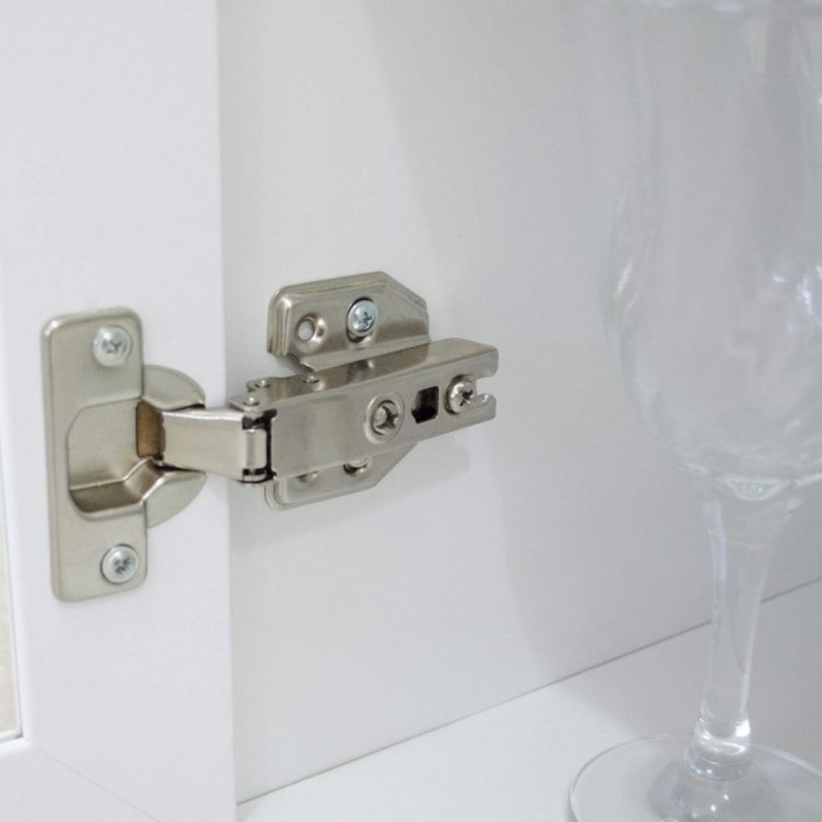 MP20276650_Armario-Aereo-3-Portas-Classico-Americana-Henn-Branco-Fosco_4_Zoom