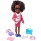 Barbie Chelsea Pode Ser Playset Com Morena Chelsea Boss Doll (6-in/15.24-cm), Pasta, Computador, Celular, Planejador, Caneca, Prato De Mesa, Grande P