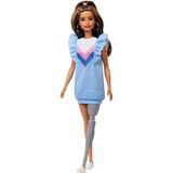 Barbie Fashionistas Boneca 121 Com Cabelos Longos Morenos E Perna Protética Vestindo Vestido De Suéter E Acessórios, Para 3 A 8 Anos De Idade