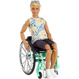 Barbie Ken Fashionistas Boneca #167 Com Cadeira De Rodas E Rampa Vestindo Camisa Tie-dye, Shorts Pretos, Tênis Brancos E Óculos De Sol, Brinquedo Par